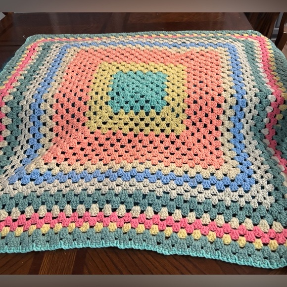 VINTAGE Homemade crochet baby blanket. Cottagecore, grandparentcore, Earthy - Picture 1 of 4